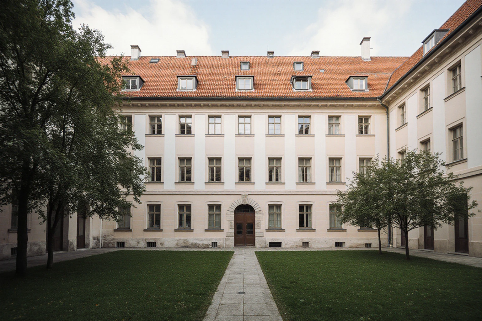 Innenhof eines städtischen Wohngebäudes in süddeutschem Baustil